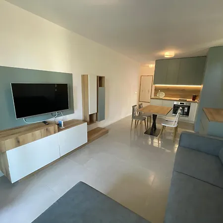 Designer 1br In Life Pool Included Apartment