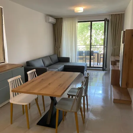 Designer 1br In Life Pool Included Apartment